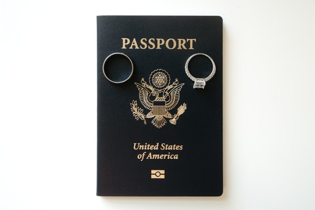 ein haftbefehl ist ein gerichtliches dokument, das die verhaftung einer person anordnet, oft zur sicherstellung ihres erscheinen vor gericht.